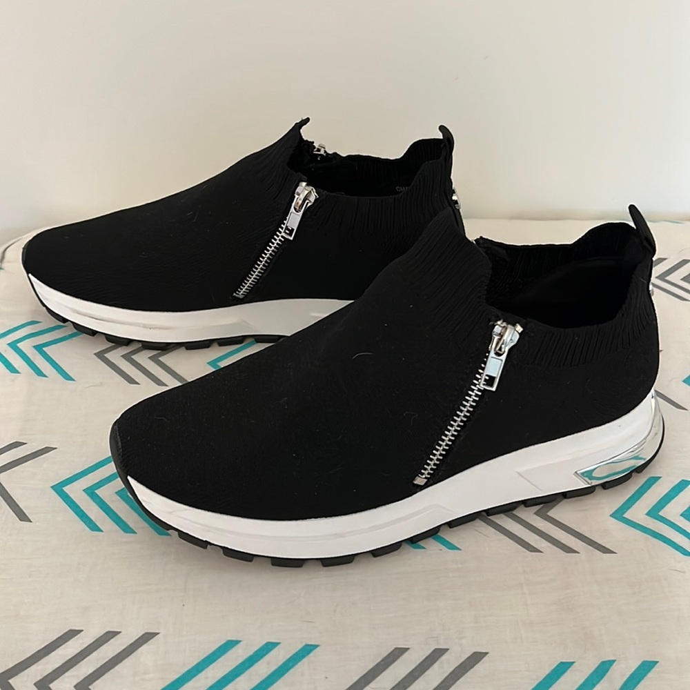 Steve Madden walking shoes, 7 1/2 They’re to big. Fit more like a height